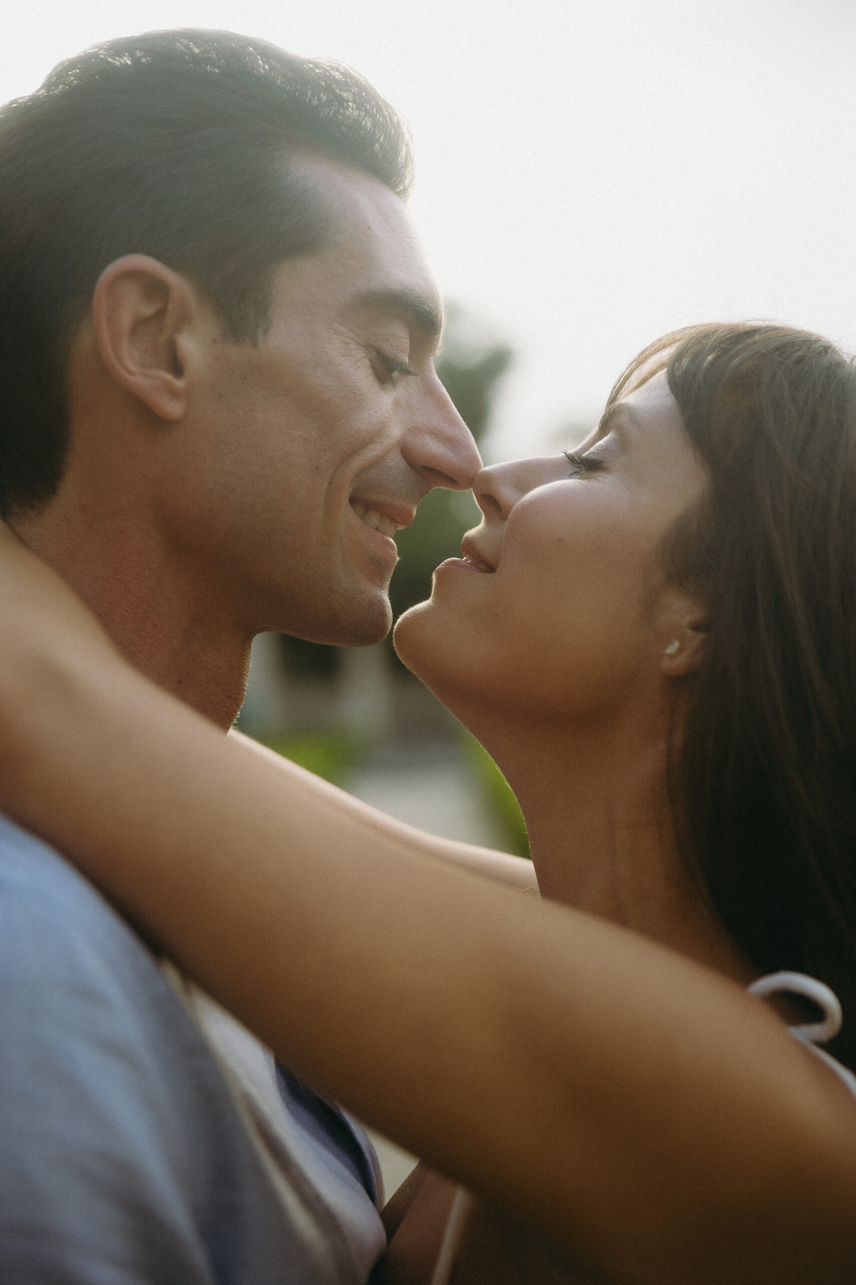 couple shares an intimate kiss at Balboa Park